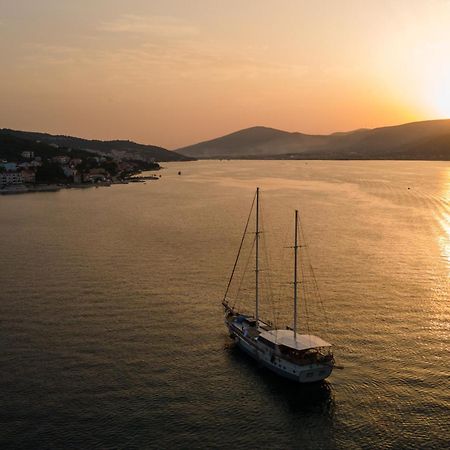 Apartments By The Sea Arbanija, Ciovo - 4320 Trogir Extérieur photo
